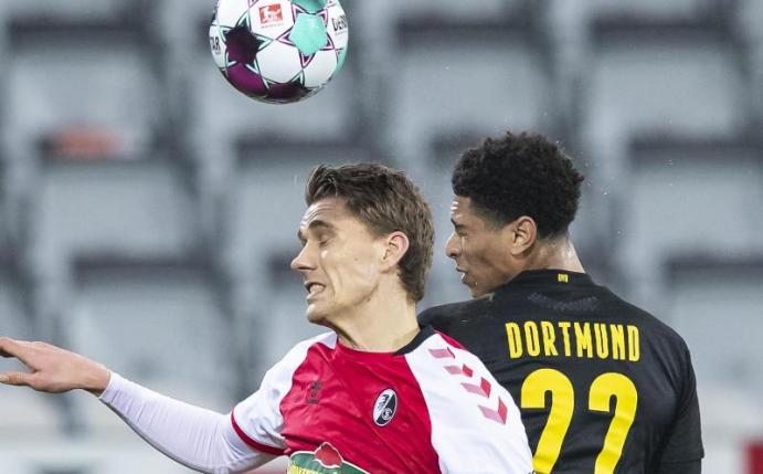 Nils Petersen (l) bleibt dem SC Freiburg treu. Foto: Tom Weller/dpa