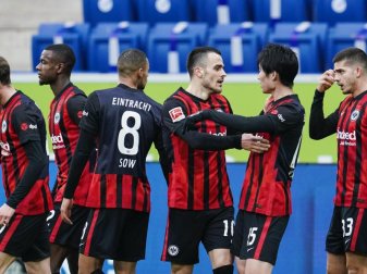 Die Frankfurter bleiben durch den Sieg in Hoffenheim auf Champions-League-Kurs. Foto: Uwe Anspach/dpa Die Frankfurter bleiben durch den Sieg in Hoffenheim auf Champions-League-Kurs. Foto: Uwe Anspach/dpa