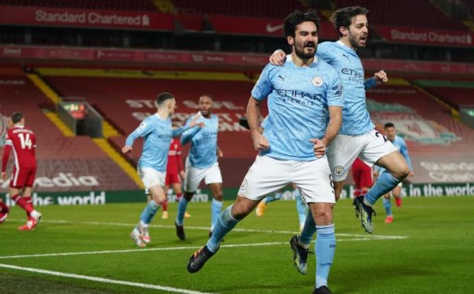 Ilkay Gündogan (2.v.r) will trotz des Sieges in Liverpool noch nicht über die Meisterschaft sprechen. Foto: Jon Super/PA Wire/dpa