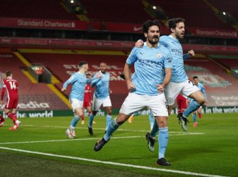 Ilkay Gündogan (2.v.r) will trotz des Sieges in Liverpool noch nicht über die Meisterschaft sprechen. Foto: Jon Super/PA Wire/dpa Ilkay Gündogan (2.v.r) will trotz des Sieges in Liverpool noch nicht über die Meisterschaft sprechen. Foto: Jon Super/PA Wire/dpa