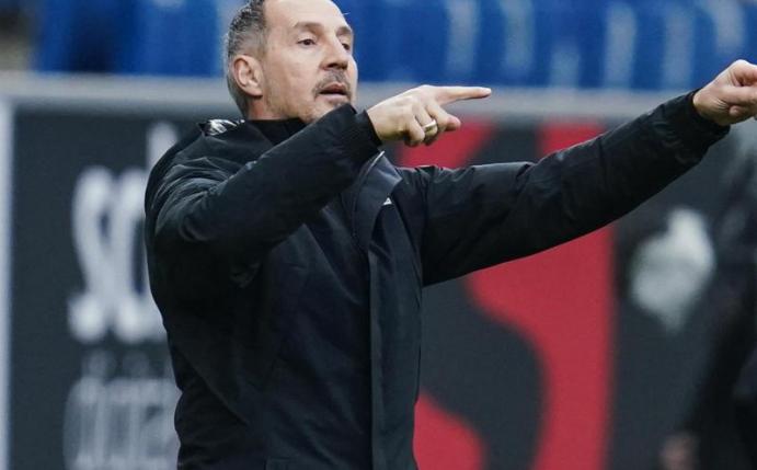 Ob die Champions League für die Eintracht realistisch ist? «Wenn wir so weiterspielen auf alle Fälle», sagt Trainer Adi Hütter. Foto: Uwe Anspach/dpa