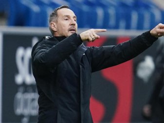 Ob die Champions League für die Eintracht realistisch ist? «Wenn wir so weiterspielen auf alle Fälle», sagt Trainer Adi Hütter. Foto: Uwe Anspach/dpa Ob die Champions League für die Eintracht realistisch ist? «Wenn wir so weiterspielen auf alle Fälle», sagt Trainer Adi Hütter. Foto: Uwe Anspach/dpa