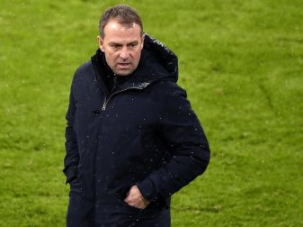 Trainer Hansi Flick und seine Bayern wollen in Katar «Geschichte schreiben». Foto: Lukas Barth-Tuttas/epa/Pool/dpa