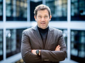 Wirft dem Fußball wegen der Auslandsreisen Realitätsferne vor: Lars Klingbeil, SPD-Generalsekretär. Foto: Kay Nietfeld/dpa Wirft dem Fußball wegen der Auslandsreisen Realitätsferne vor: Lars Klingbeil, SPD-Generalsekretär. Foto: Kay Nietfeld/dpa