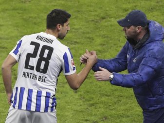 Will Neuzugang Sami Khedira (l) vorerst von der Bank aus bringen: Hertha-Coach Pal Dardai. Foto: Michael Sohn/AP-Pool/dpa Will Neuzugang Sami Khedira (l) vorerst von der Bank aus bringen: Hertha-Coach Pal Dardai. Foto: Michael Sohn/AP-Pool/dpa