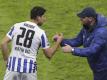 Will Neuzugang Sami Khedira (l) vorerst von der Bank aus bringen: Hertha-Coach Pal Dardai. Foto: Michael Sohn/AP-Pool/dpa