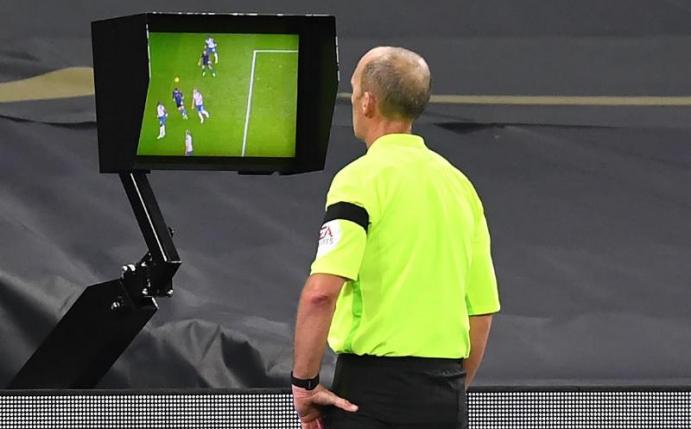 Musste wegen mehreren Morddrohungen die Polizei einschalten: Mike Dean. Foto: Neil Hall/PA Wire/dpa
