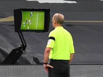 Musste wegen mehreren Morddrohungen die Polizei einschalten: Mike Dean. Foto: Neil Hall/PA Wire/dpa Musste wegen mehreren Morddrohungen die Polizei einschalten: Mike Dean. Foto: Neil Hall/PA Wire/dpa