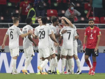 Nach dem Sieg gegen Al Ahly Kairo steht der FC Bayern im Finale der Club-WM in Katar. Foto: Hussein Sayed/AP/dpa Nach dem Sieg gegen Al Ahly Kairo steht der FC Bayern im Finale der Club-WM in Katar. Foto: Hussein Sayed/AP/dpa