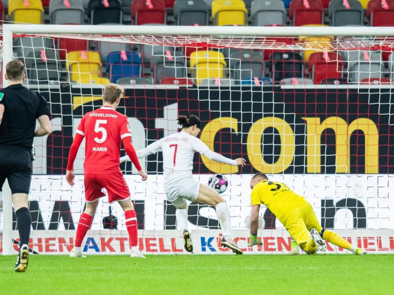 Jae-Sung Lee (M) machte den Kieler Sieg in Düsseldorf perfekt. Foto: Marcel Kusch/dpa