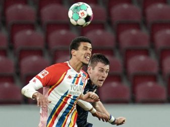 Erfüllt sich beim FSV Mainz 05 seinen Kindheitstraum Bundesliga: Robert Glatzel (l) im Kampf um den Ball. Foto: Thomas Frey/dpa Erfüllt sich beim FSV Mainz 05 seinen Kindheitstraum Bundesliga: Robert Glatzel (l) im Kampf um den Ball. Foto: Thomas Frey/dpa