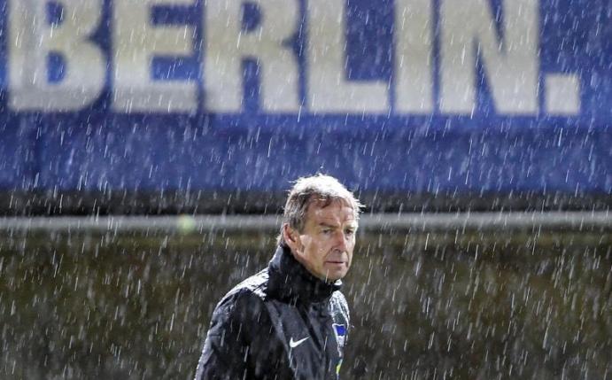 Konnte die Aufbruchstimmung bei Hertha BSC nicht lange erhalten: Der damals neue Trainer Jürgen Klinsmann. Foto: Britta Pedersen/dpa-Zentralbild/dpa