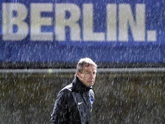 Konnte die Aufbruchstimmung bei Hertha BSC nicht lange erhalten: Der damals neue Trainer Jürgen Klinsmann. Foto: Britta Pedersen/dpa-Zentralbild/dpa Konnte die Aufbruchstimmung bei Hertha BSC nicht lange erhalten: Der damals neue Trainer Jürgen Klinsmann. Foto: Britta Pedersen/dpa-Zentralbild/dpa