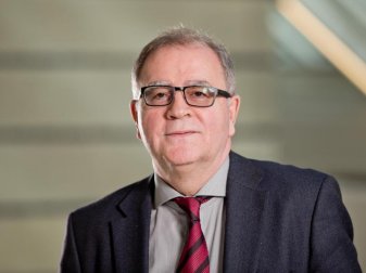 Hat keine Bedenken bei Europacup-Reisen: Der Pharmakologe und Doping-Experte Fritz Sörgel. Foto: Daniel Karmann/dpa Hat keine Bedenken bei Europacup-Reisen: Der Pharmakologe und Doping-Experte Fritz Sörgel. Foto: Daniel Karmann/dpa