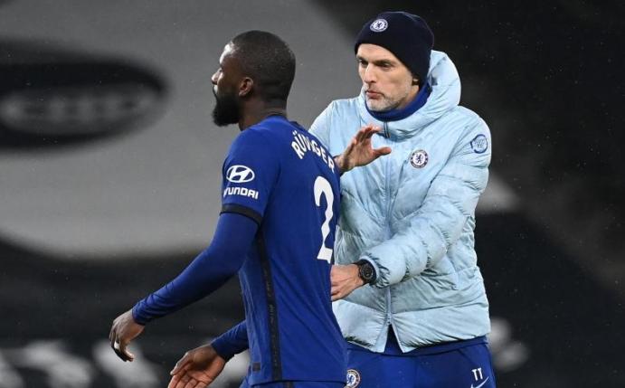 Chelsea-Trainer Thomas Tuchel (r) klatscht mit Antonio Rüdiger ab. Foto: Neil Hall/PA Wire/dpa