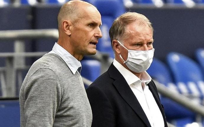 Augsburgs Trainer Heiko Herrlich (l) hat das Vertrauen von Manager Stefan Reuter. Foto: Martin Meissner/AP-Pool/dpa
