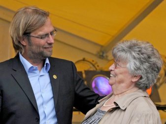 Jürgen Klopp 2011 mit seiner Mutter Lisbeth bei seinem Heimatverein SV Glatten (Landkreis Freudenstadt). Foto: picture alliance / dpa Jürgen Klopp 2011 mit seiner Mutter Lisbeth bei seinem Heimatverein SV Glatten (Landkreis Freudenstadt). Foto: picture alliance / dpa