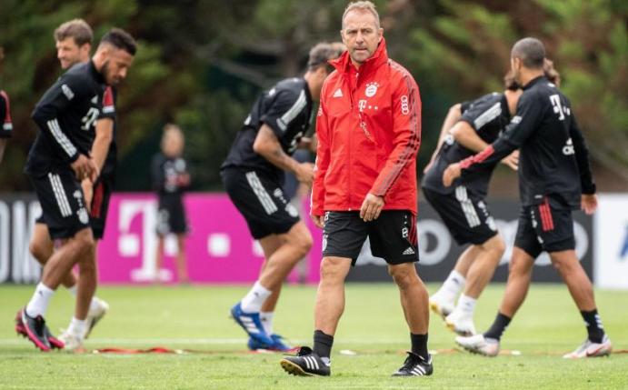 Mit dem sechsten Titel in einer Saison könnte Trainer Hansi Flick sein grandioses Bayern-Werk vollenden. Foto: Matthias Balk/dpa