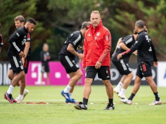 Mit dem sechsten Titel in einer Saison könnte Trainer Hansi Flick sein grandioses Bayern-Werk vollenden. Foto: Matthias Balk/dpa Mit dem sechsten Titel in einer Saison könnte Trainer Hansi Flick sein grandioses Bayern-Werk vollenden. Foto: Matthias Balk/dpa