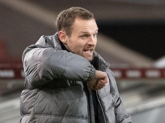 Betont, dass es wichtig ist auf und neben dem Platz in einer Art und Weise zu agieren, hinter der man steht: FSV-Trainer Bo Svensson. Foto: Sebastian Gollnow/dpa Betont, dass es wichtig ist auf und neben dem Platz in einer Art und Weise zu agieren, hinter der man steht: FSV-Trainer Bo Svensson. Foto: Sebastian Gollnow/dpa