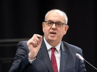 Bremens Bürgermeister Andreas Bovenschulte (SPD) kritisiert Bayern-Vorstand Karl-Heinz Rummenigge. Foto: Sina Schuldt/dpa Bremens Bürgermeister Andreas Bovenschulte (SPD) kritisiert Bayern-Vorstand Karl-Heinz Rummenigge. Foto: Sina Schuldt/dpa