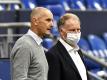 Augsburgs Trainer Heiko Herrlich (l) hat das Vertrauen von Manager Stefan Reuter. Foto: Martin Meissner/AP-Pool/dpa