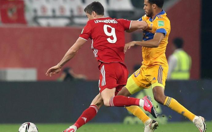 Der FC Bayern um Robert Lewandowski (l) gewann die Club-WM. Foto: Mahmoud Hefnawy/dpa