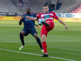 Wurde positiv auf das Coronavirus getestet: Heidenheims Robert Leipertz (r) in Aktion. Foto: Stefan Puchner/dpa