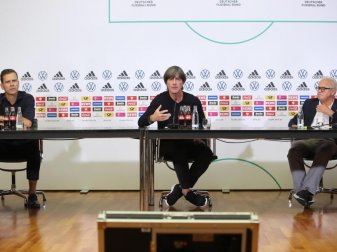 Gratulieten den FC Bayern zum sextuble: Oliver Bierhoff (l-r), Joachim Löw und Fritz Keller (bei einer virtuellen Pressekonferenz). Foto: Alex Grimm/Getty Images Europe/DFB/dpa Gratulieten den FC Bayern zum sextuble: Oliver Bierhoff (l-r), Joachim Löw und Fritz Keller (bei einer virtuellen Pressekonferenz). Foto: Alex Grimm/Getty Images Europe/DFB/dpa