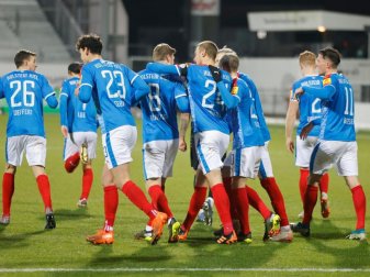 Zumindest über Nacht springt Holstein Kiel nach dem Sieg über Würzburg auf die Aufstiegsplätze der 2. Liga. Foto: Frank Molter/dpa Zumindest über Nacht springt Holstein Kiel nach dem Sieg über Würzburg auf die Aufstiegsplätze der 2. Liga. Foto: Frank Molter/dpa