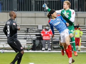 Eine umstrittene Faustabwehr von Würzburg-Keeper Hendrik Bonmann führte letztlich zum Sieg von Holstein Kiel. Foto: Frank Molter/dpa Eine umstrittene Faustabwehr von Würzburg-Keeper Hendrik Bonmann führte letztlich zum Sieg von Holstein Kiel. Foto: Frank Molter/dpa