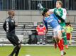 Eine umstrittene Faustabwehr von Würzburg-Keeper Hendrik Bonmann führte letztlich zum Sieg von Holstein Kiel. Foto: Frank Molter/dpa