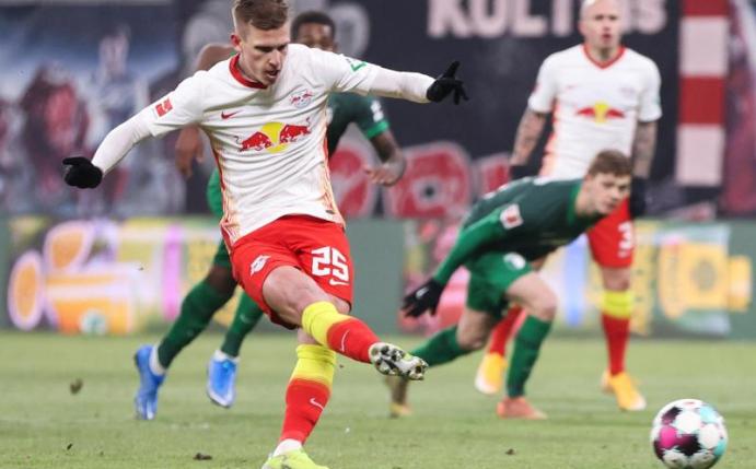 Dani Olmo sorgte beim Leipziger Sieg gegen Augsburg vom Elfmeterpunkt für die RB-Führung. Foto: Jan Woitas/dpa-Zentralbild/dpa