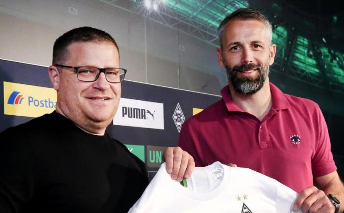 Gladbachs Sportdirektor Max Eberl (l) will für einen Verbleib von Trainer Marco Rose(r) kämpfen. Foto: Roland Weihrauch/dpa