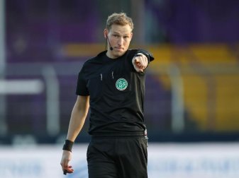 Als Video-Assistent für das Spiel von Werder Bremen gegen den SC Freiburg abgesetzt: Schiedsrichter Martin Petersen. Foto: Friso Gentsch/dpa