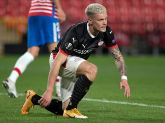 Philipp Max patzt vom Elfmeterpunkt Philipp Max patzt vom Elfmeterpunkt