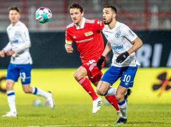Zwischen Berlins Christian Gentner (l) und Schalkes Nabil Bentaleb gab es keinen Sieger. Foto: Andreas Gora/dpa-pool/dpa Zwischen Berlins Christian Gentner (l) und Schalkes Nabil Bentaleb gab es keinen Sieger. Foto: Andreas Gora/dpa-pool/dpa