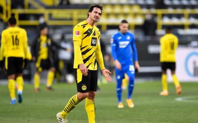Mats Hummels steht die Enttäuschung nach dem 2:2 des BVB gegen Hoffenheims ins Gesicht geschrieben. Foto: Marius Becker/dpa