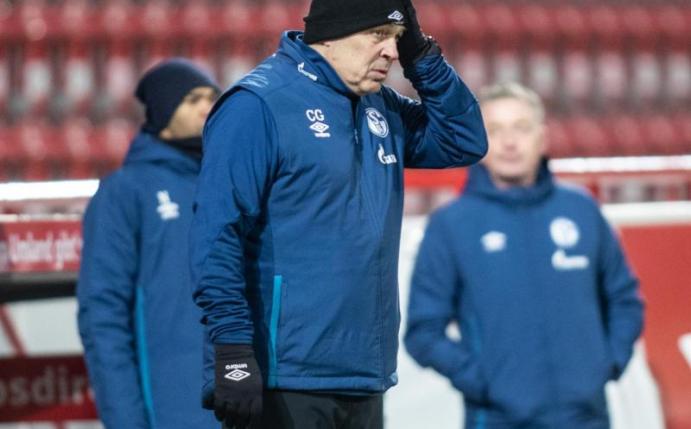 Trainer Christian Gross vom FC Schalke 04 fasst sich an den Kopf. Foto: Andreas Gora/dpa