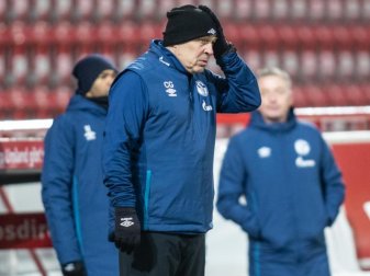 Trainer Christian Gross vom FC Schalke 04 fasst sich an den Kopf. Foto: Andreas Gora/dpa Trainer Christian Gross vom FC Schalke 04 fasst sich an den Kopf. Foto: Andreas Gora/dpa
