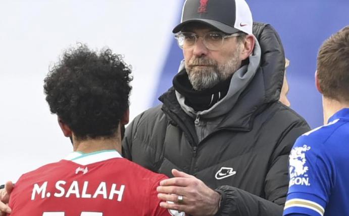 Liverpools Trainer Jürgen Klopp (M) umarmt Mohamed Salah (l) nach der Niederlage bei Leicester City. Foto: Michael Regan/Pool Getty/AP/dpa
