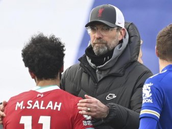 Liverpools Trainer Jürgen Klopp (M) umarmt Mohamed Salah (l) nach der Niederlage bei Leicester City. Foto: Michael Regan/Pool Getty/AP/dpa Liverpools Trainer Jürgen Klopp (M) umarmt Mohamed Salah (l) nach der Niederlage bei Leicester City. Foto: Michael Regan/Pool Getty/AP/dpa