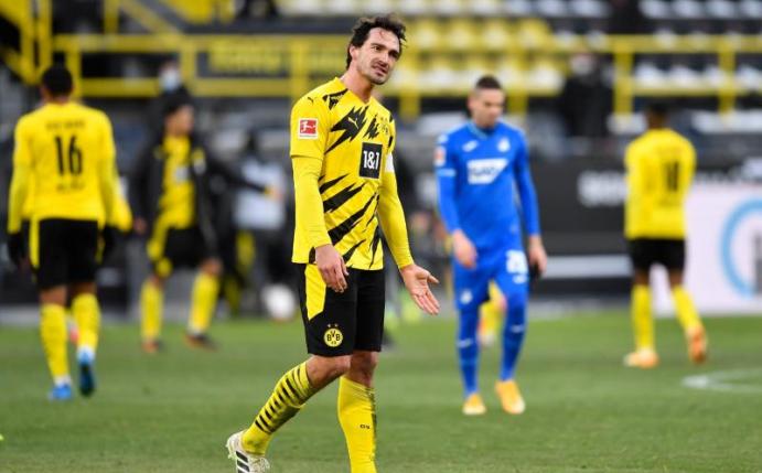 Dortmunds Mats Hummels zeigt sich nach dem Spiel genervt. Foto: Marius Becker/dpa