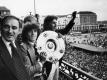 Kevin Keegan (M) feiert mit Meisterschale in Händen zwischen HSV-Trainer Branco Zebec (l) und Abwehrspieler Manfred Kaltz den Erfolg. Foto: Werner Baum/dpa