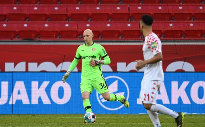 Leverkusens Torwart Niklas Lomb (l) gab sein Bundesliga-Debüt gegen den FSV Mainz 05. Foto: Federico Gambarini/dpa