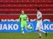 Leverkusens Torwart Niklas Lomb (l) gab sein Bundesliga-Debüt gegen den FSV Mainz 05. Foto: Federico Gambarini/dpa