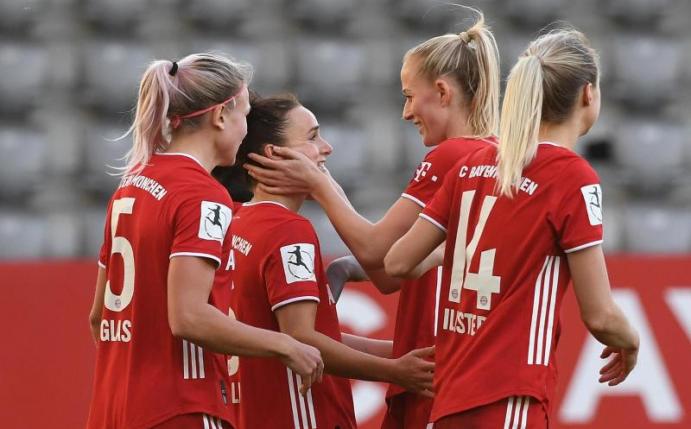 Die Spielerinnen des FC Bayern München feierten den 14. Sieg im 14. Spiel. Foto: Angelika Warmuth/dpa