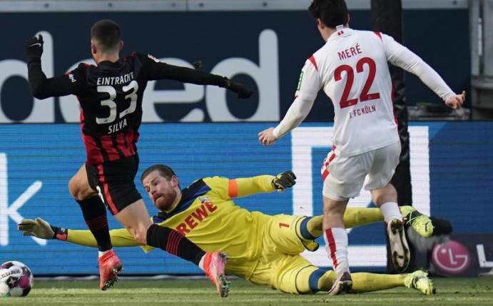 Eintracht-Torjäger André Silva (l) brachte Frankfurt beim Sieg gegen den 1. FC Köln in Führung. Foto: Thomas Frey/dpa