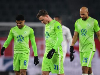 Nach dem 0:0 gegen Borussia Mönchengladbach verlassen Wolfsburgs Spieler Paulo Otávio (l-r), Yannick Gerhardt und John Brooks den Platz. Foto: Swen Pförtner/dpa Nach dem 0:0 gegen Borussia Mönchengladbach verlassen Wolfsburgs Spieler Paulo Otávio (l-r), Yannick Gerhardt und John Brooks den Platz. Foto: Swen Pförtner/dpa