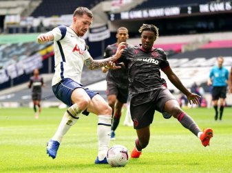 Omar Richards (r) vom englischen Zweitligisten FC Reading in Aktion. Foto: John Walton/PA Wire/dpa Omar Richards (r) vom englischen Zweitligisten FC Reading in Aktion. Foto: John Walton/PA Wire/dpa
